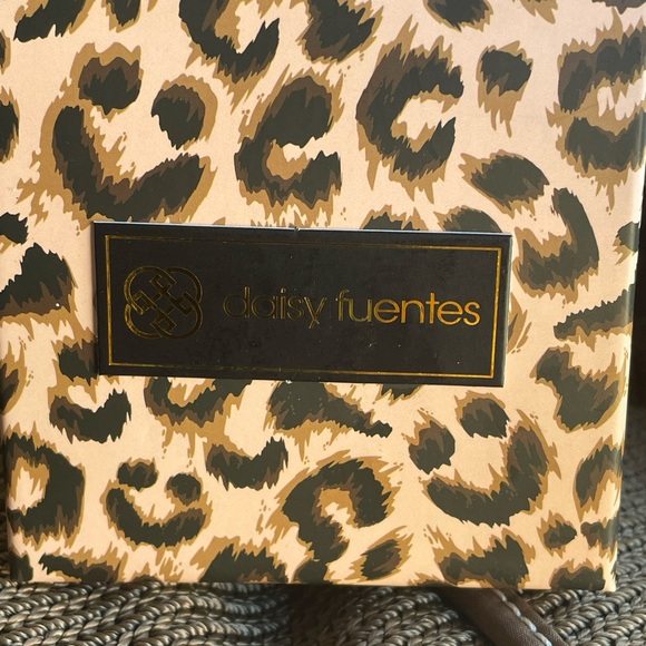 New Daisy Fuentes Elegant Silver and Black Chain boxed Earrings set - Picture 3 of 3